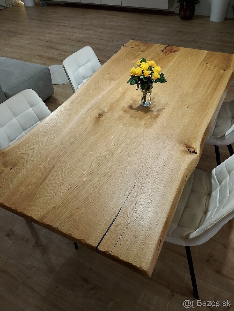 Dubový jedálenský stôl