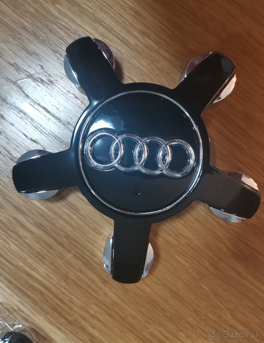 Stredové krytky Audi čierne 135mm