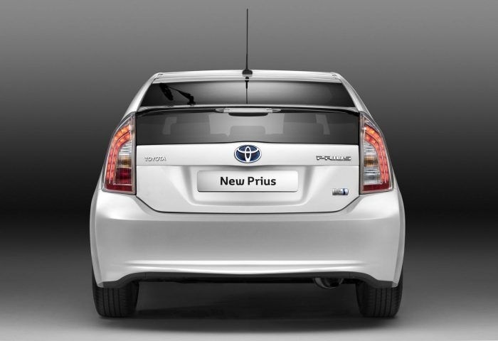 Nahradne diely Toyota Prius 2012 Zadná náprava 150eur Kufr