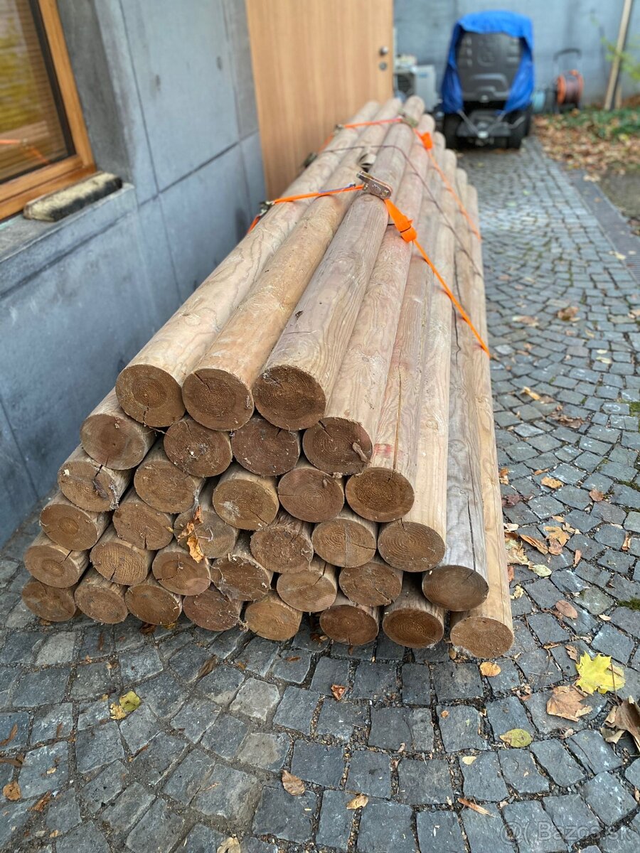 Predam stlpiky z cerveneho smrekovca