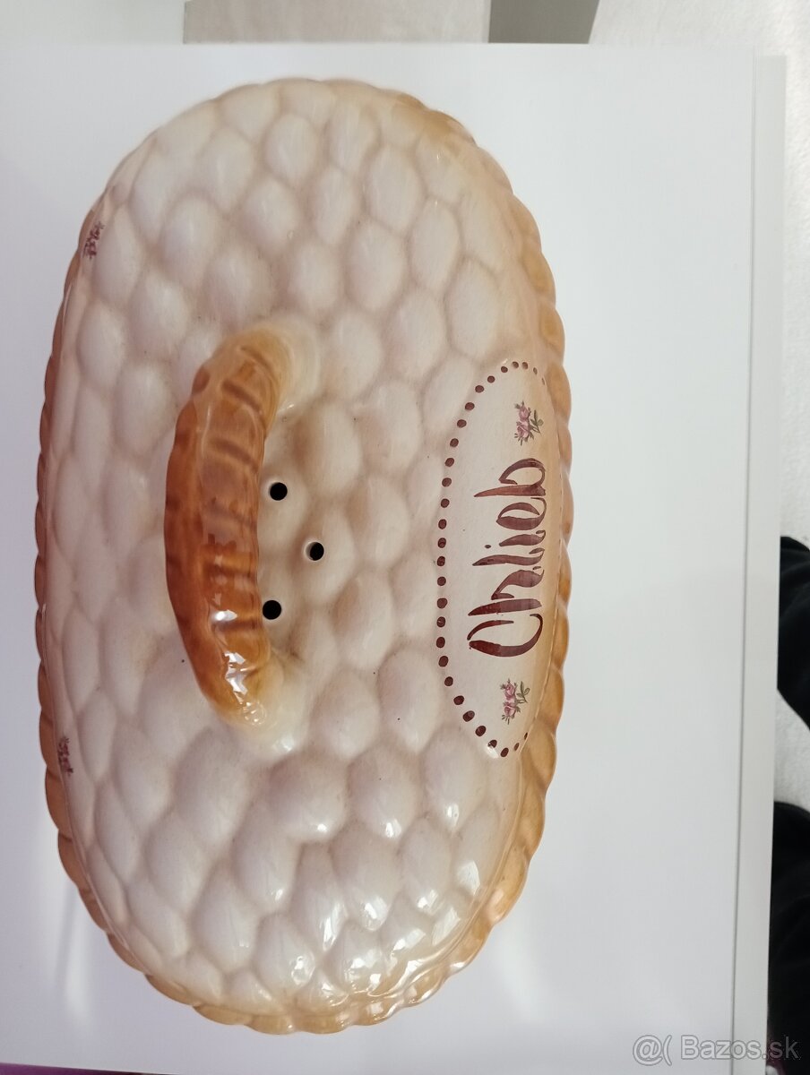 Keramický chlebník.