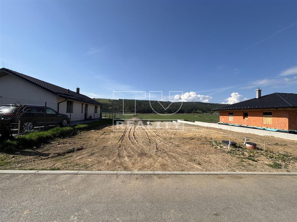 Krásny výhľad na les. Pokojná Lokalita. Stavebný pozemok...