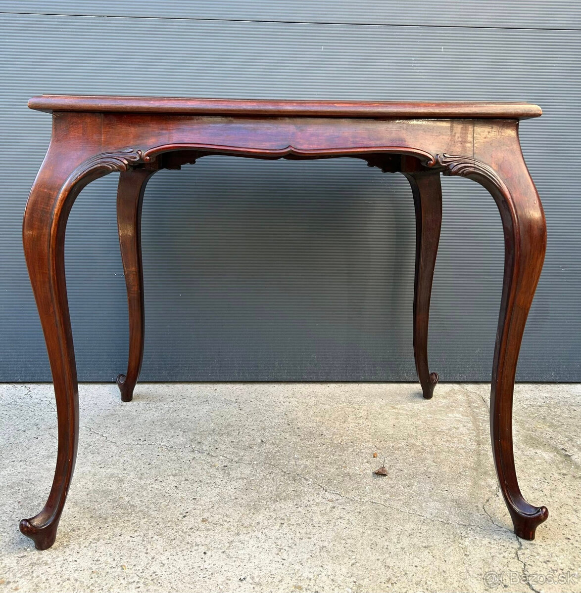 neobarokový stolík