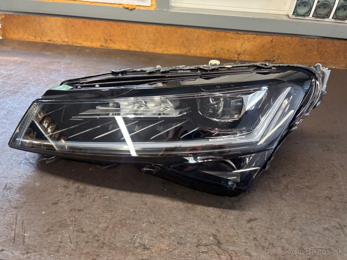 Práve predné svetlo Superb 3 2021