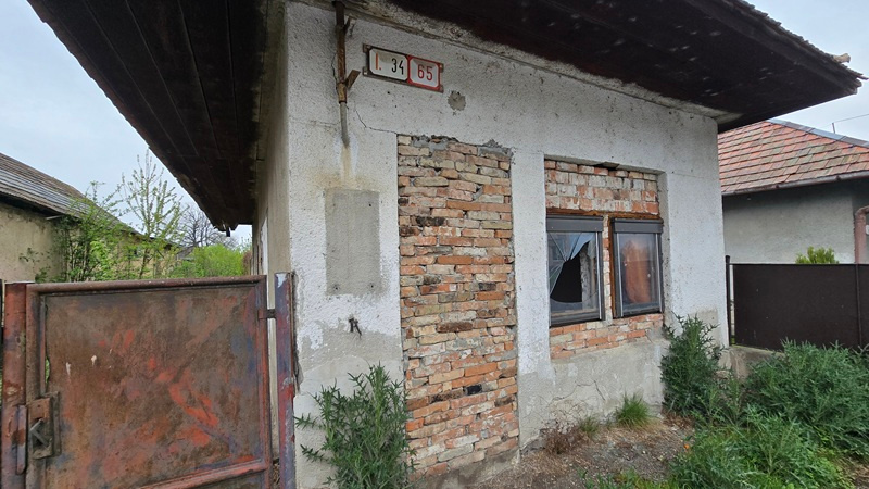 Ponúkame exkluzívne na predaj menší rodinný dom v obci Čata
