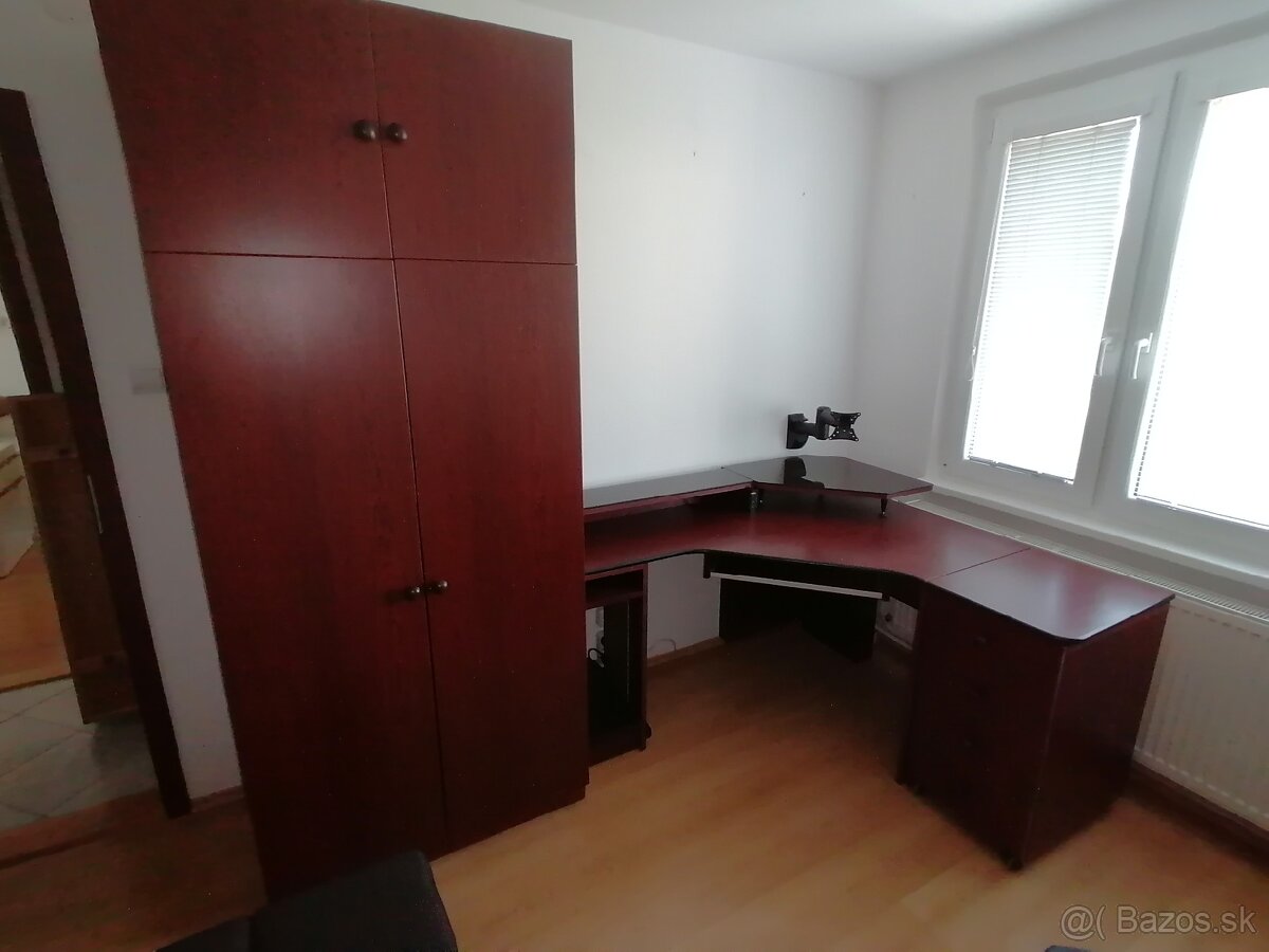 Darujem šatníkovú skriňu
