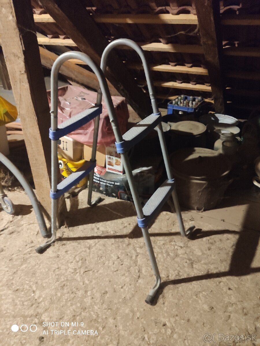 Schody do bazénu