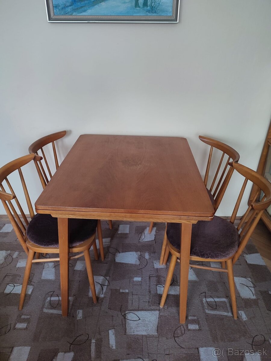Rozkladací stôl so stoličkami