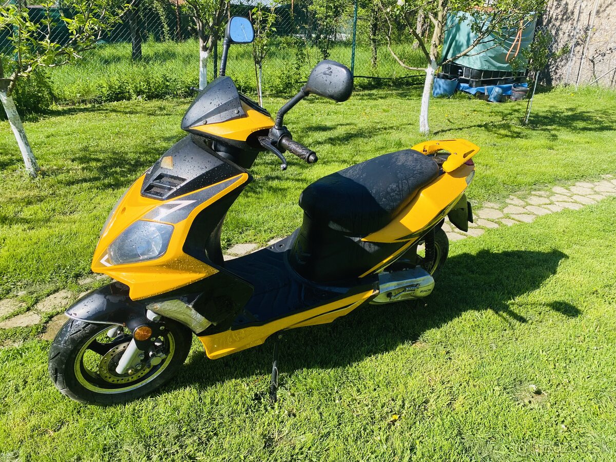 Skúter značky Rhon