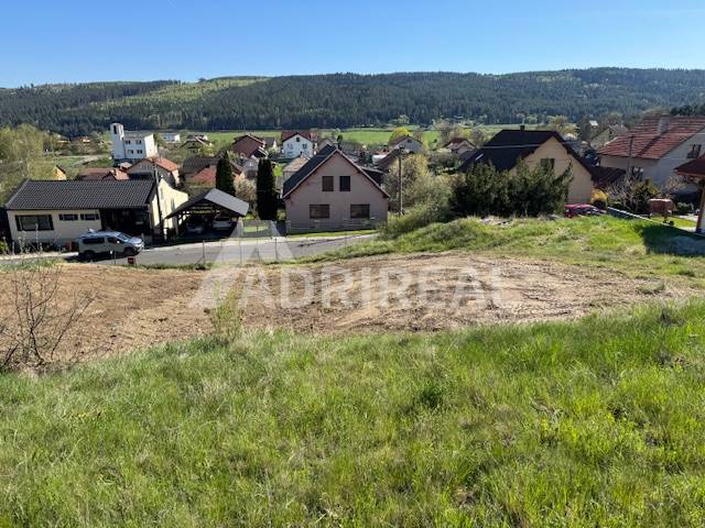 PREDAJ: Stavebný pozemok so stavebným povolením a IS; 900 m2