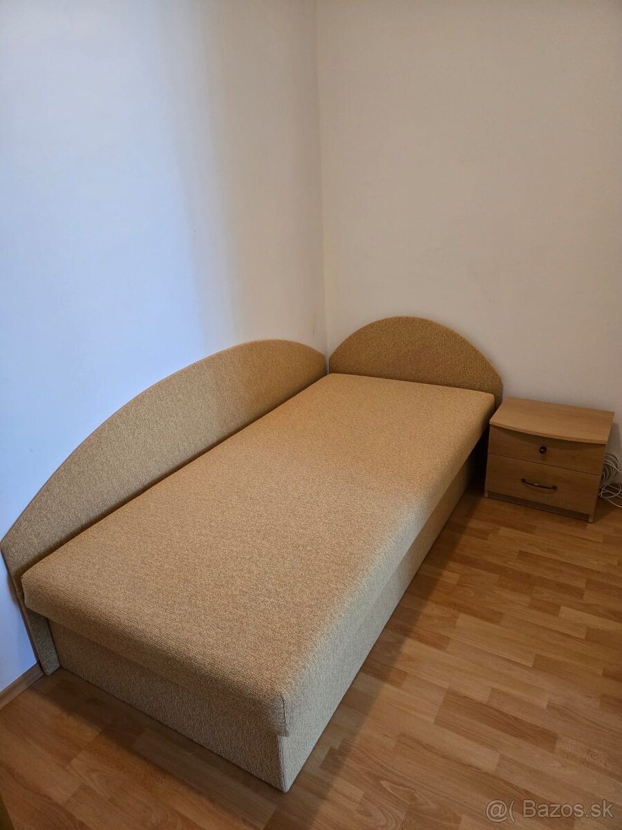 Postel , valenda s nočným stolikom