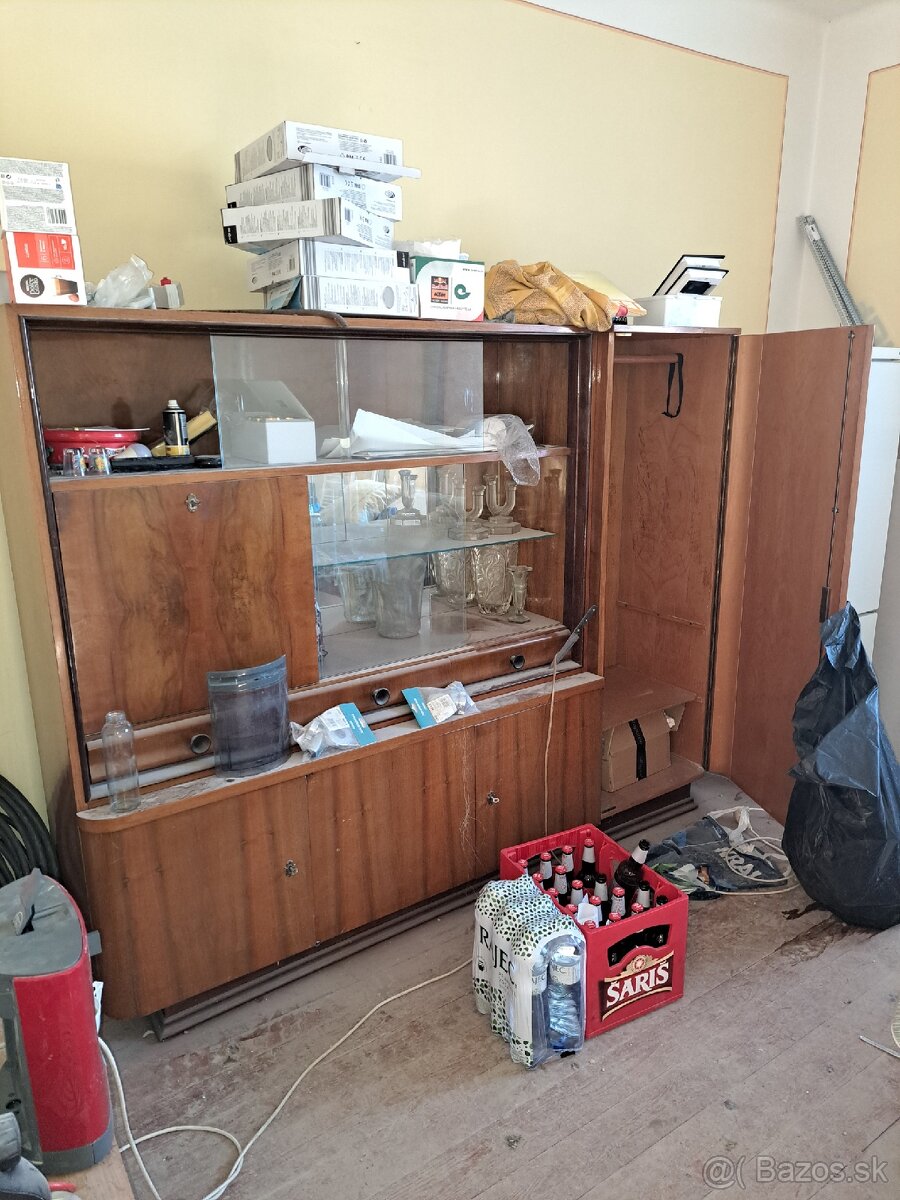 Historická skriňa bar