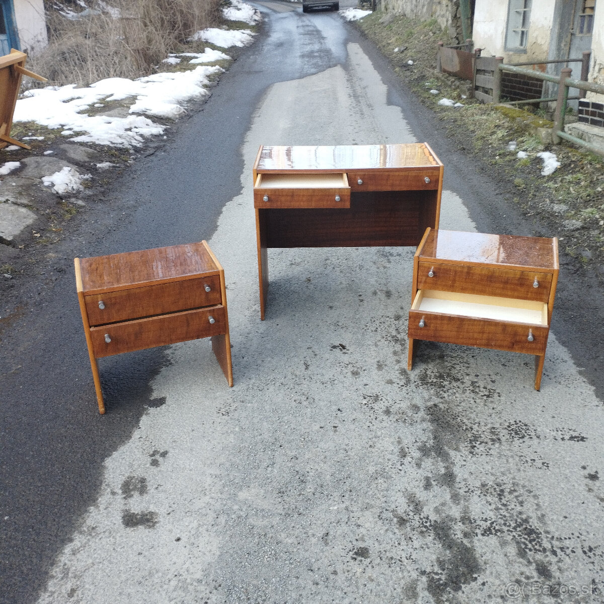 RETRO.STAROZITNY NOCNY STOLIK,TOALETNY STOLIK