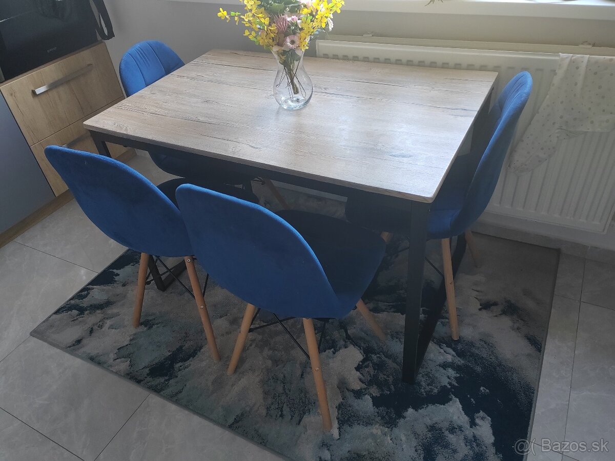 Jedálenský stôl so stoličkami
