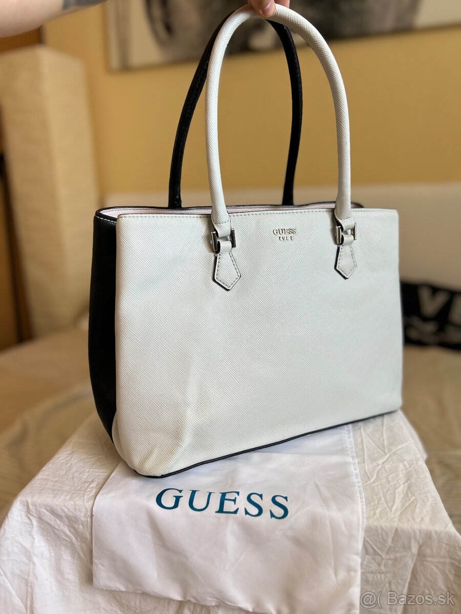 Cierno biela kabelka Guess