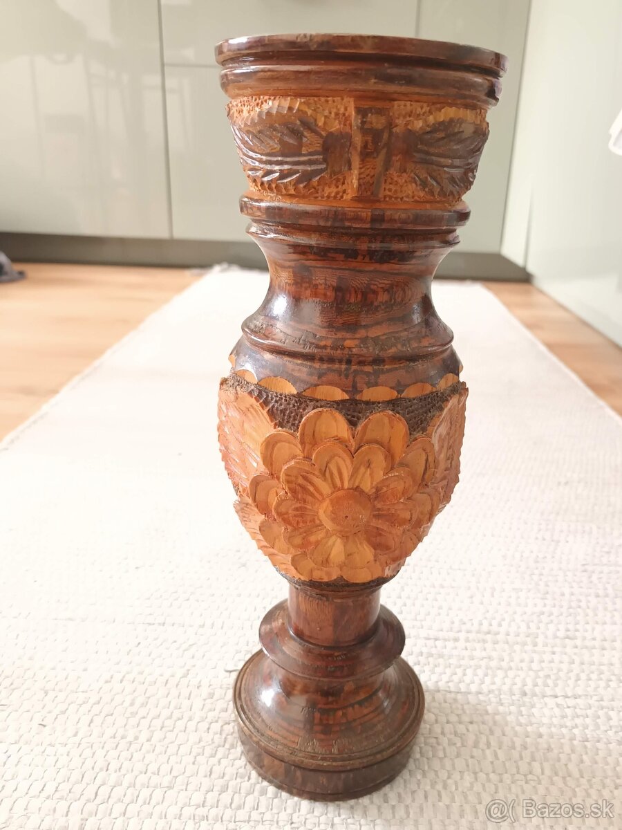 Drevená vyrezávaná váza na sušené kvety