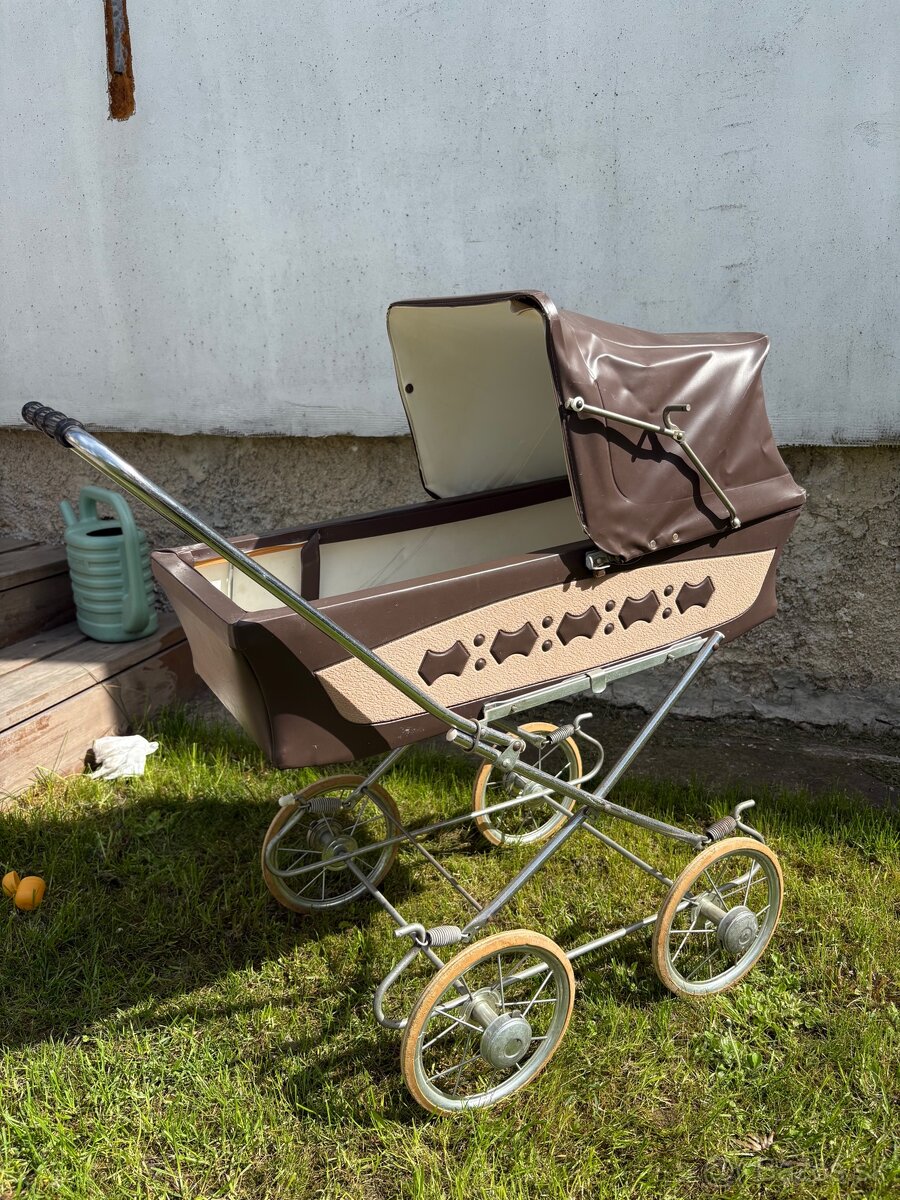 Retro kočjarik pre bábiky