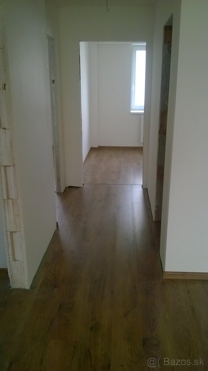 Montáž oblozkových zárubni a pokladka podlahy