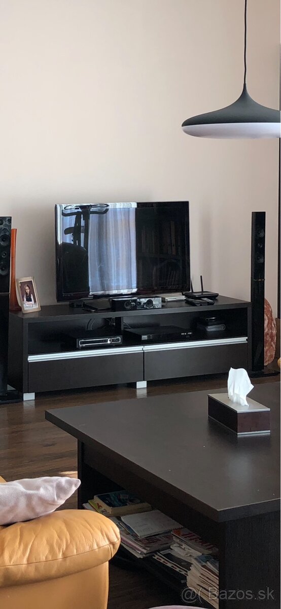 Skrinka pod televízor