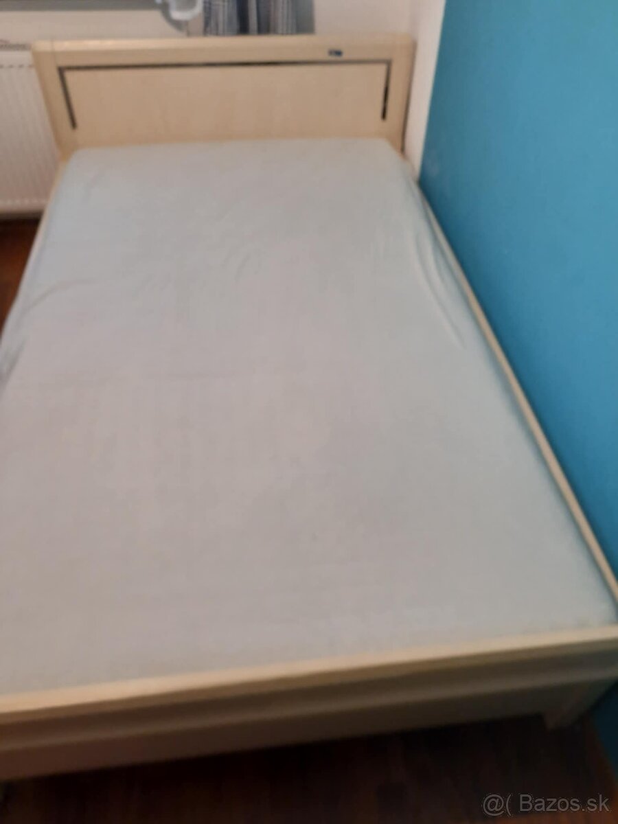 posteľ