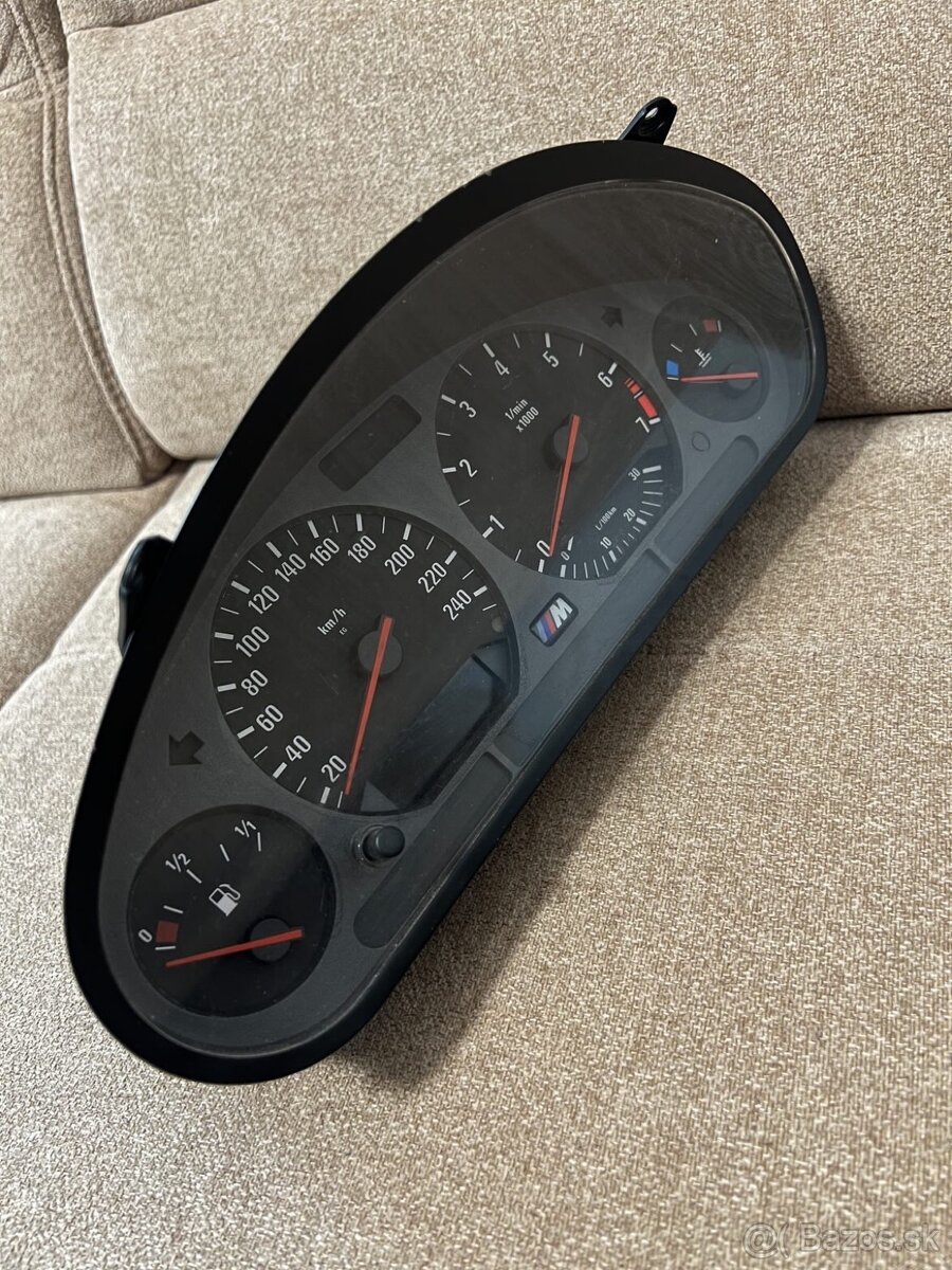 BMW e36 budiky z R6 2.8i