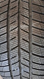 Predám 1ks pekná zimná 235/45r18-98V Barum Polaris5