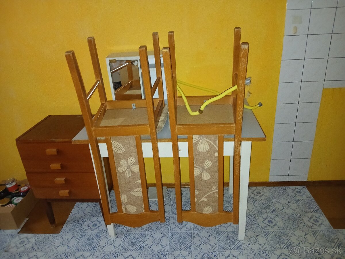 Stôl+ stoličky+ skrinka