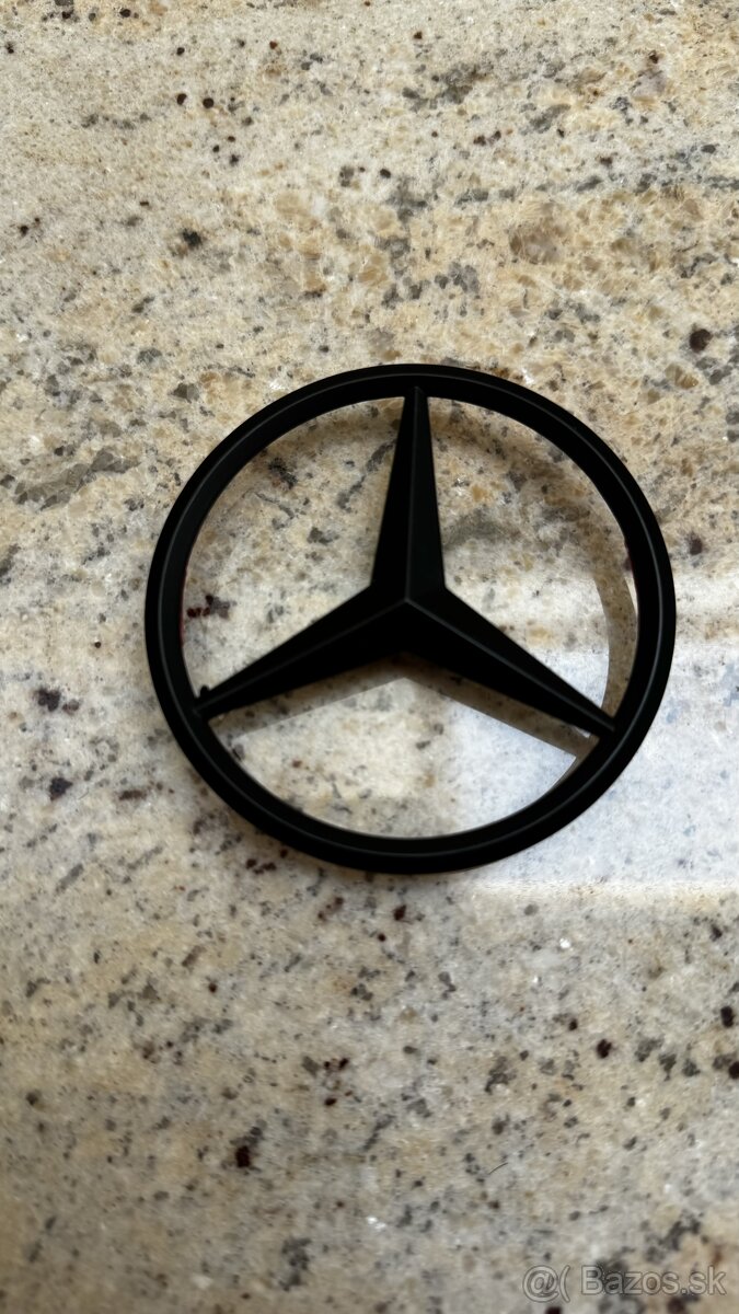 Zadný znak Mercedes benz čierny