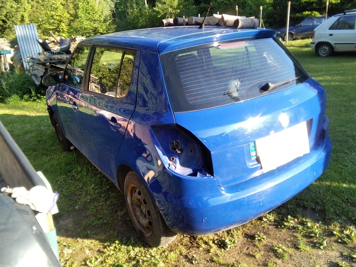 Skoda Fabia 2 modrá dvere