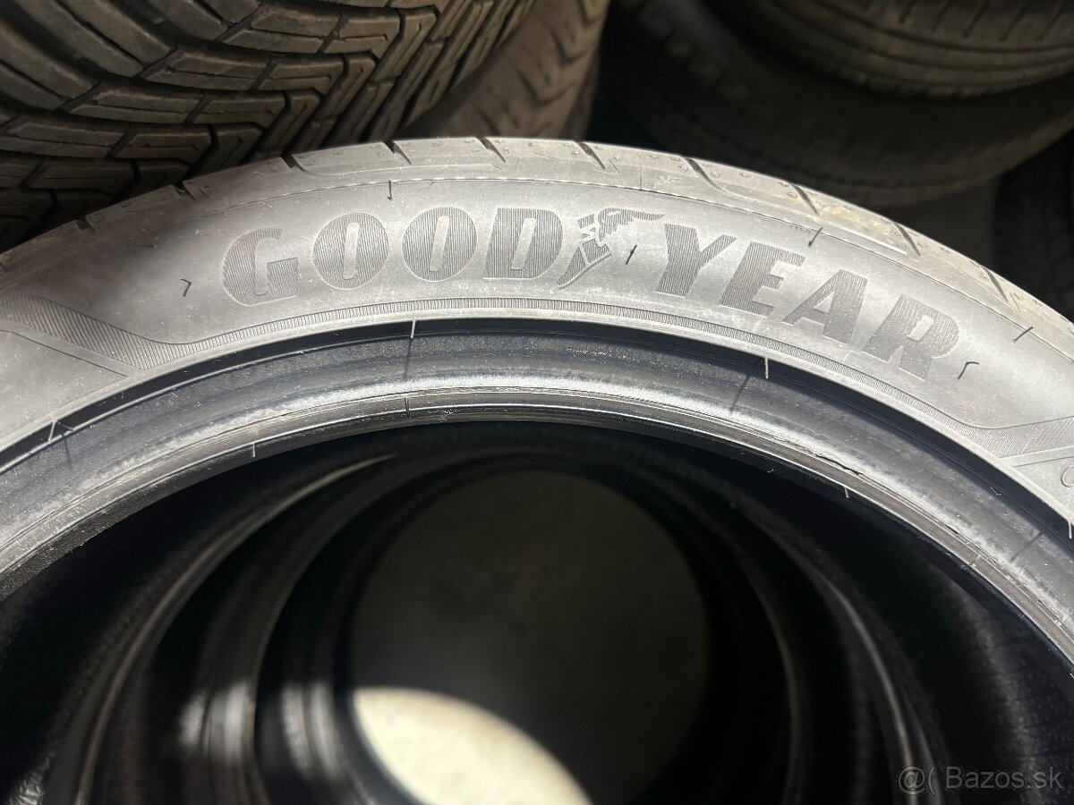 Pneu 215/45 R18 Goodyear
