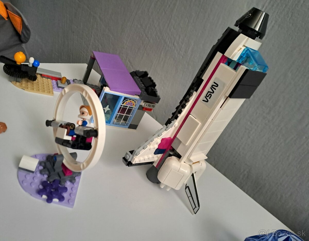 Lego raketa vesmírne divadlo