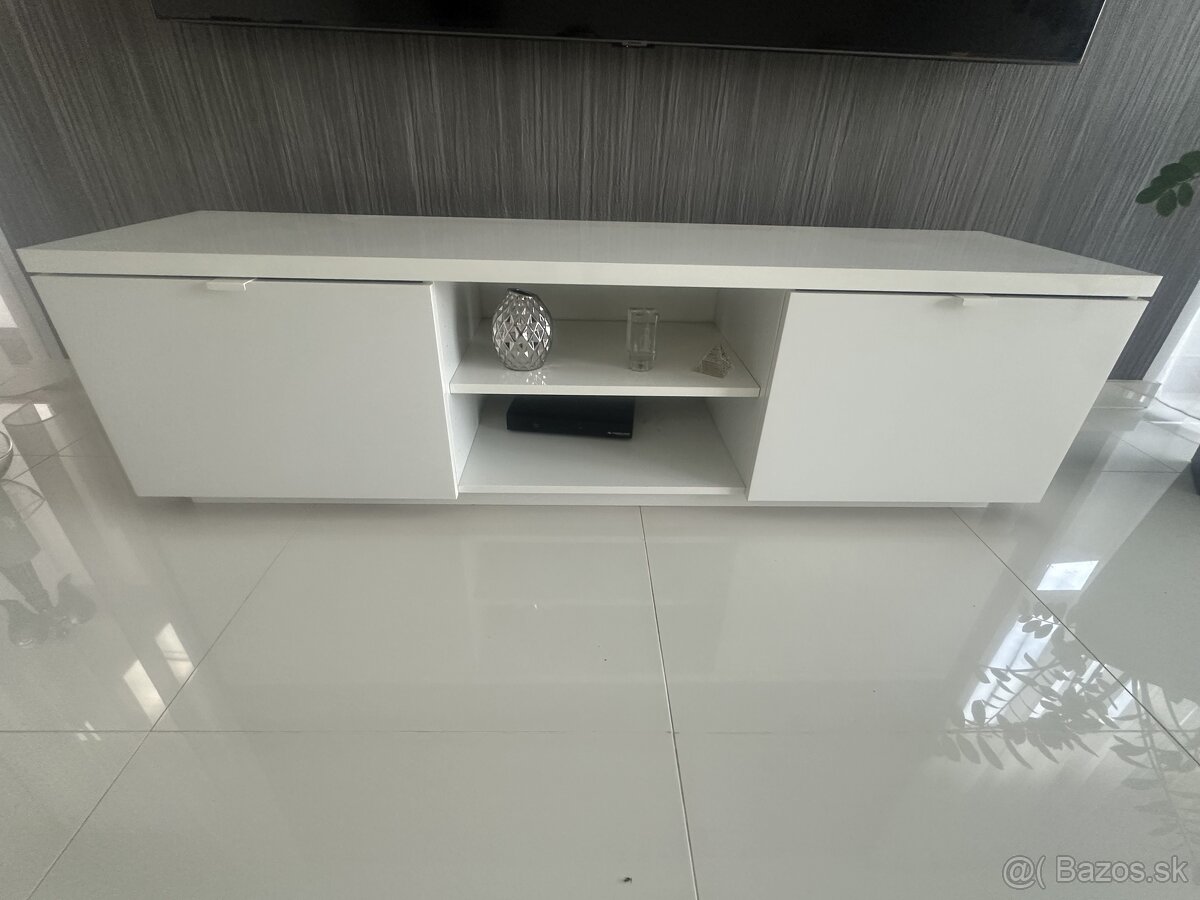 Komoda pod Tv