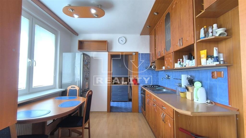 Na predaj priestranný 3,5 izbový byt s balkónom v...