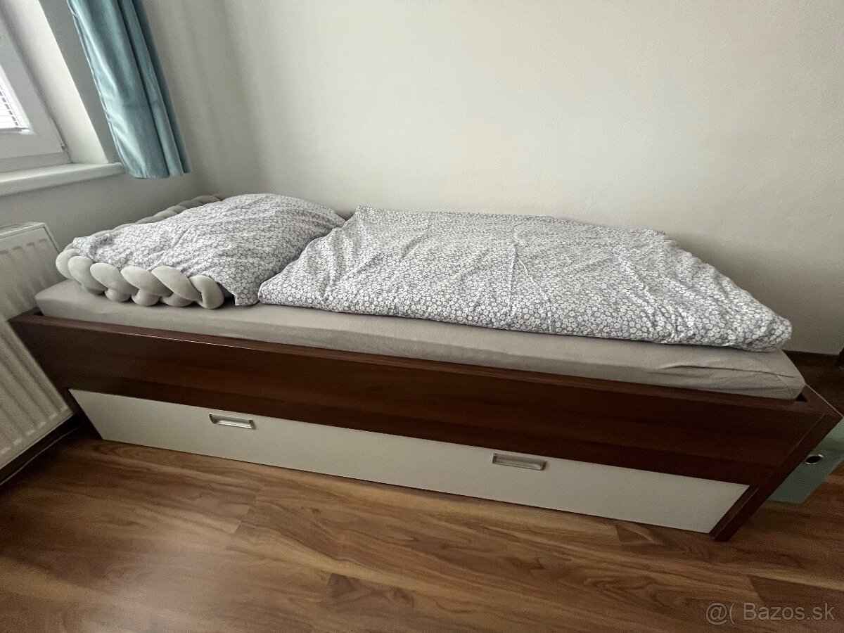 Posteľ a komoda s písacím stolom