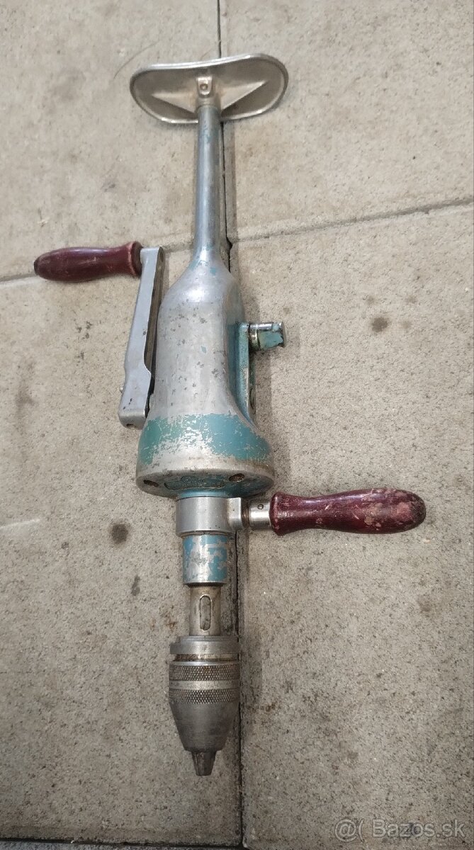 Stará ručná mechanická vŕtačka