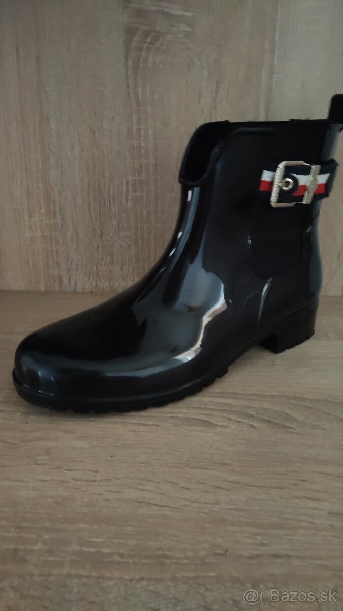 Tommy Hilfiger gumáky