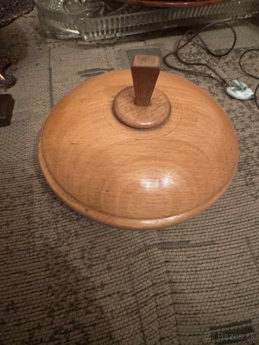ručne sústruženú drevenú misku s viečkom