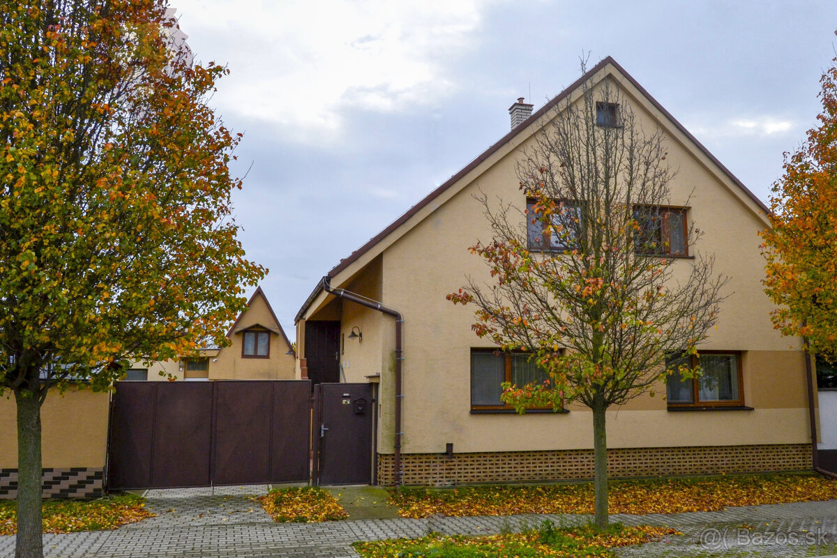 NA PREDAJ RODINNÝ DOM SO SAMOSTATNOU UBYTOVŇOU V OBCI ZAVAR