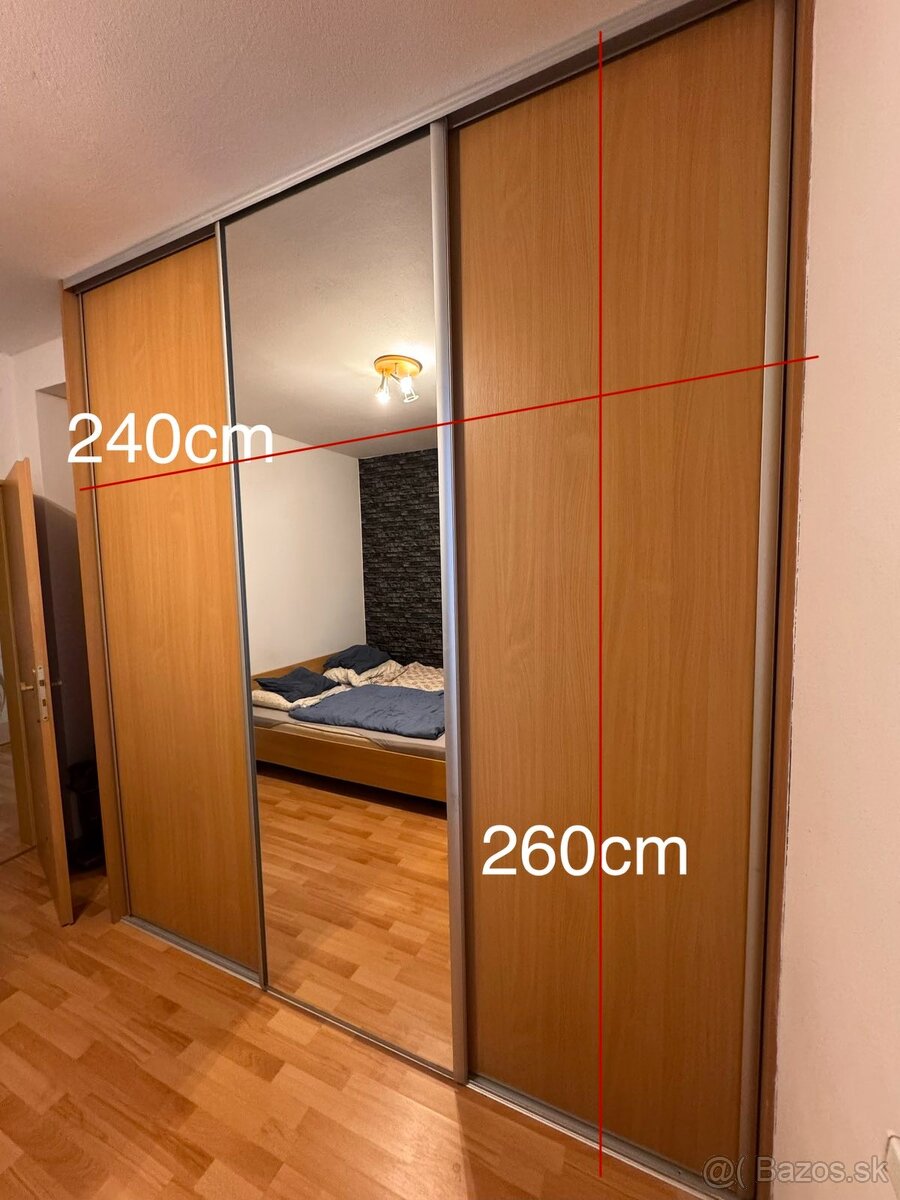 Vstavaná skriňa so zrkadlom