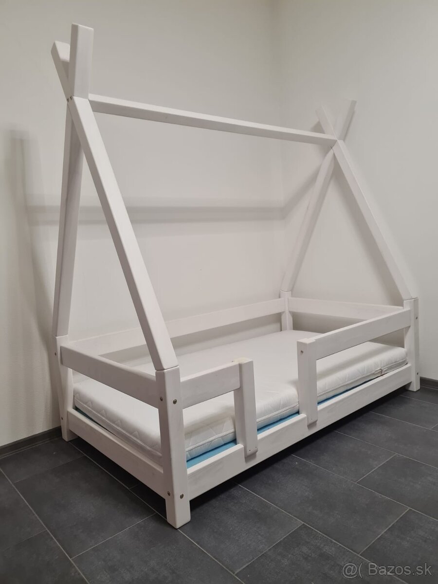 Detská drevená posteľ BENLEMI NAKANA v tvare teepee s bočnic