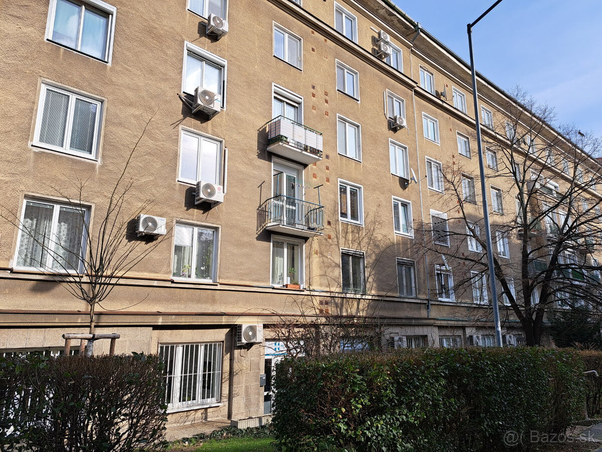 VEĽKÝ NEBYTOVÝ PRIESTOR V STAROM MESTE, POVRAZNÍCKA UL., 264