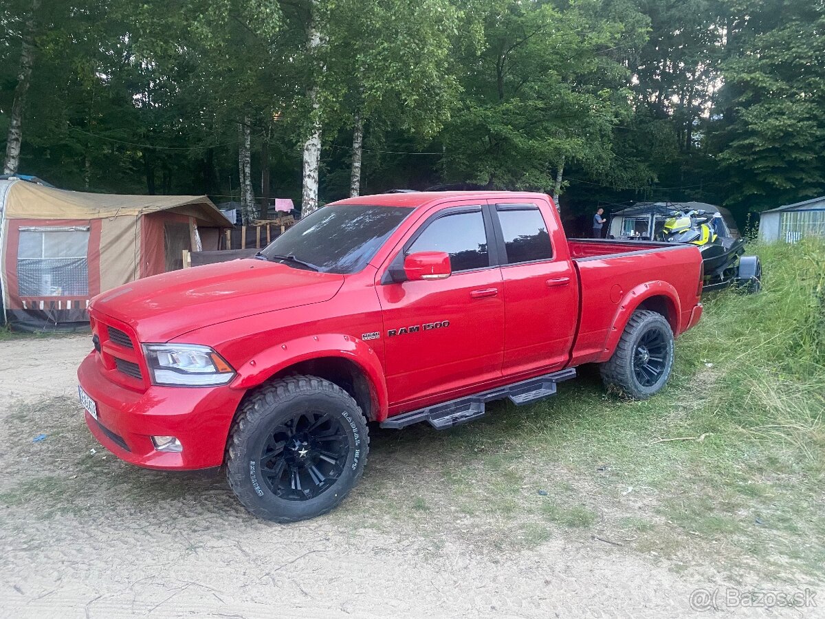 Dodge Ram 5.7 z LPG 4x4 CERVENY TOP