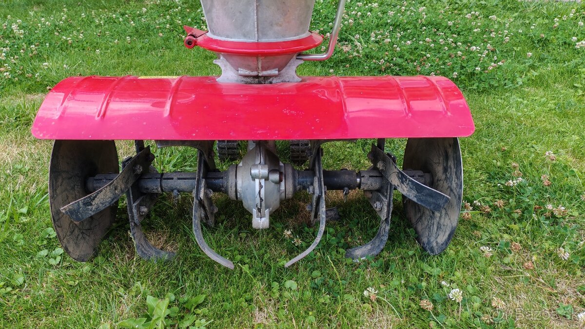 Predám nevyužitý, veľmi málo používaný kultivátor-rotavátor.