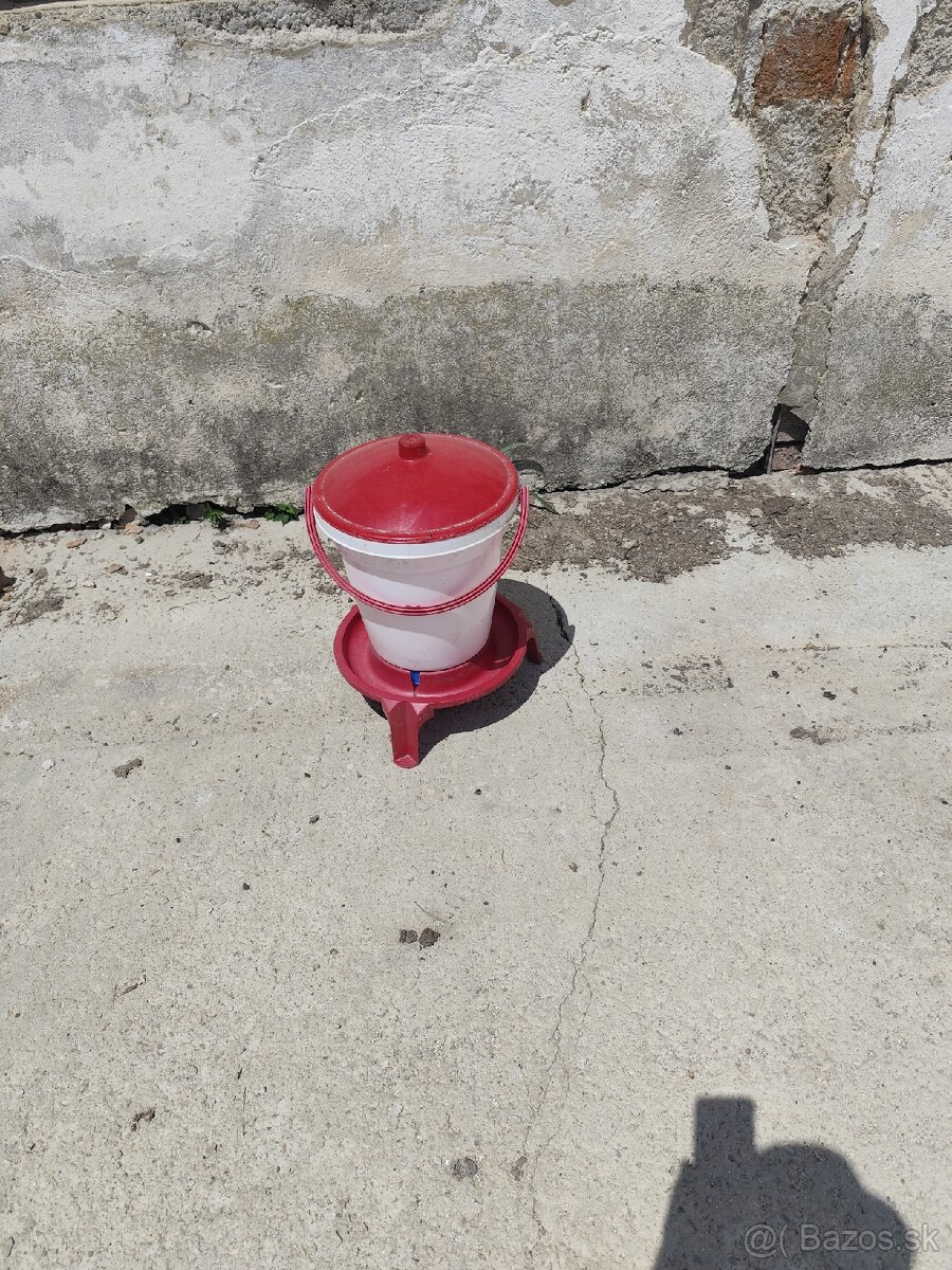 Napajačka na vodu pre hydinu