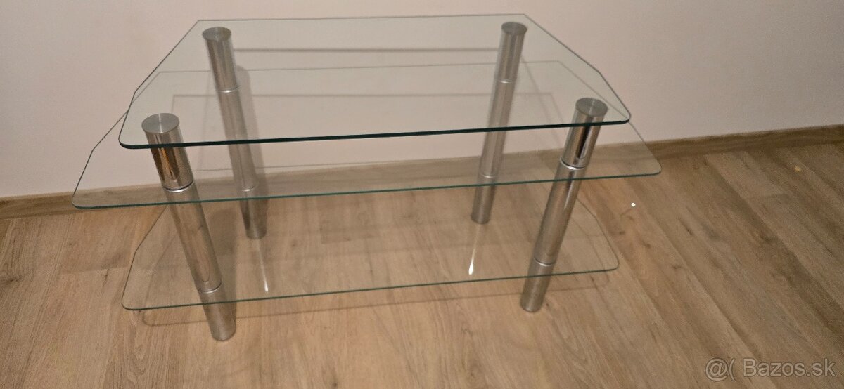 Sklenený stolík pod TV