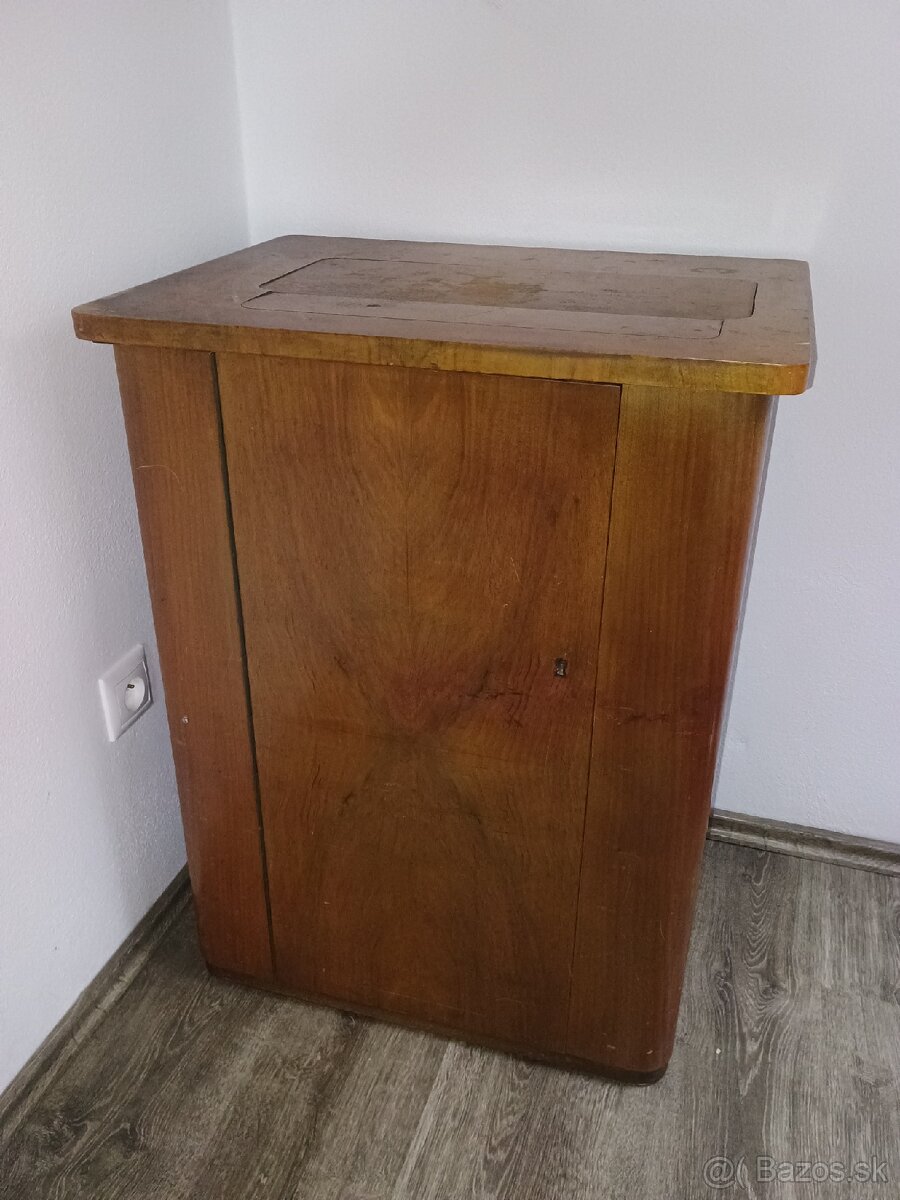Šijací stroj zetina zbrojovka Brno