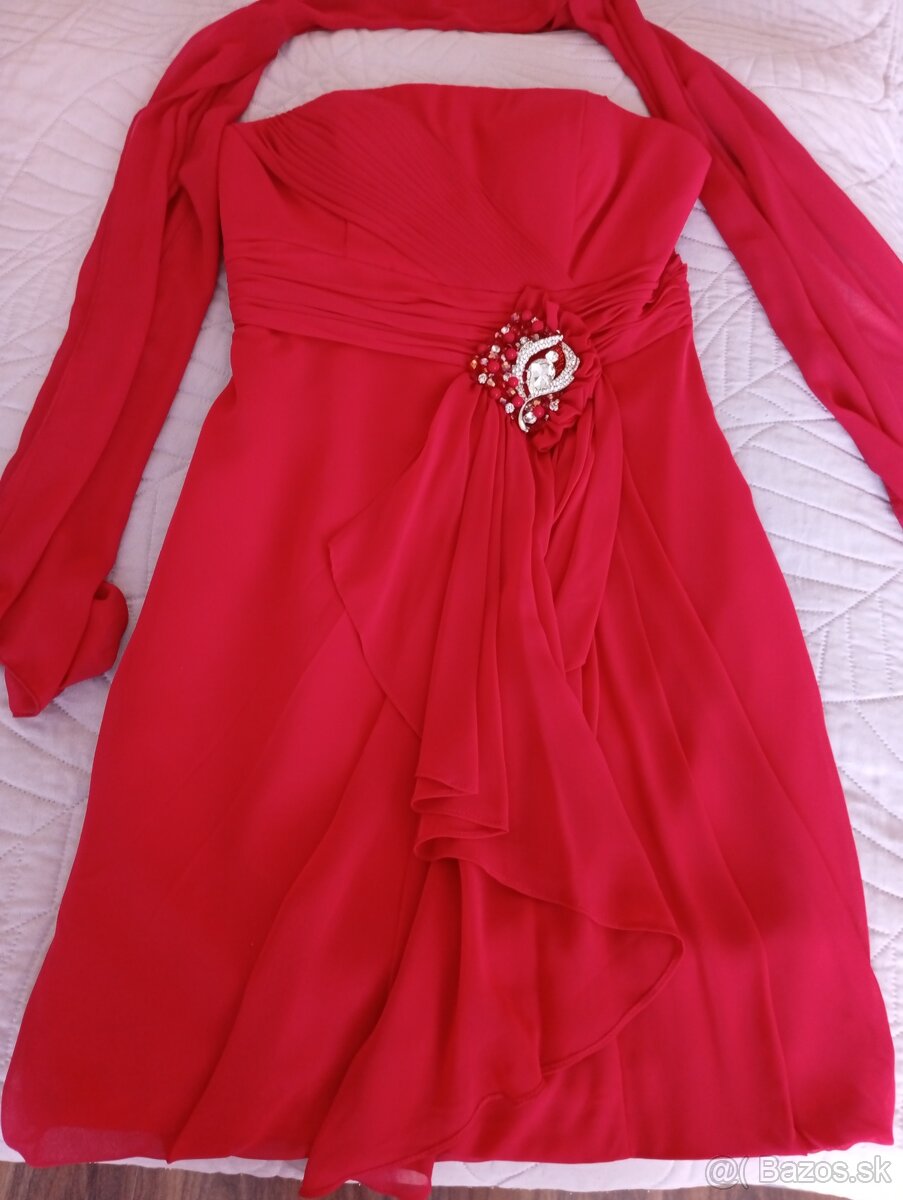 Červené spoločenské šaty so štólou.