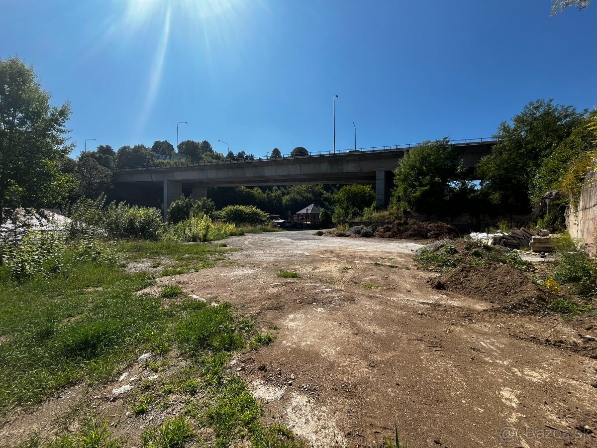 Pozemky na výstavbu v širšom centre mesta.