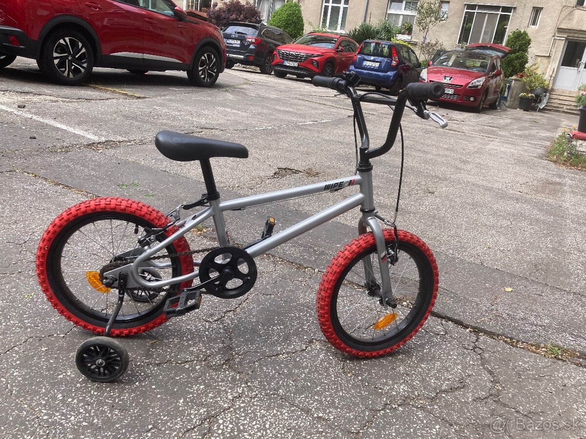 Detsky bicykel z decathlonu s pomocnymi kolieskami