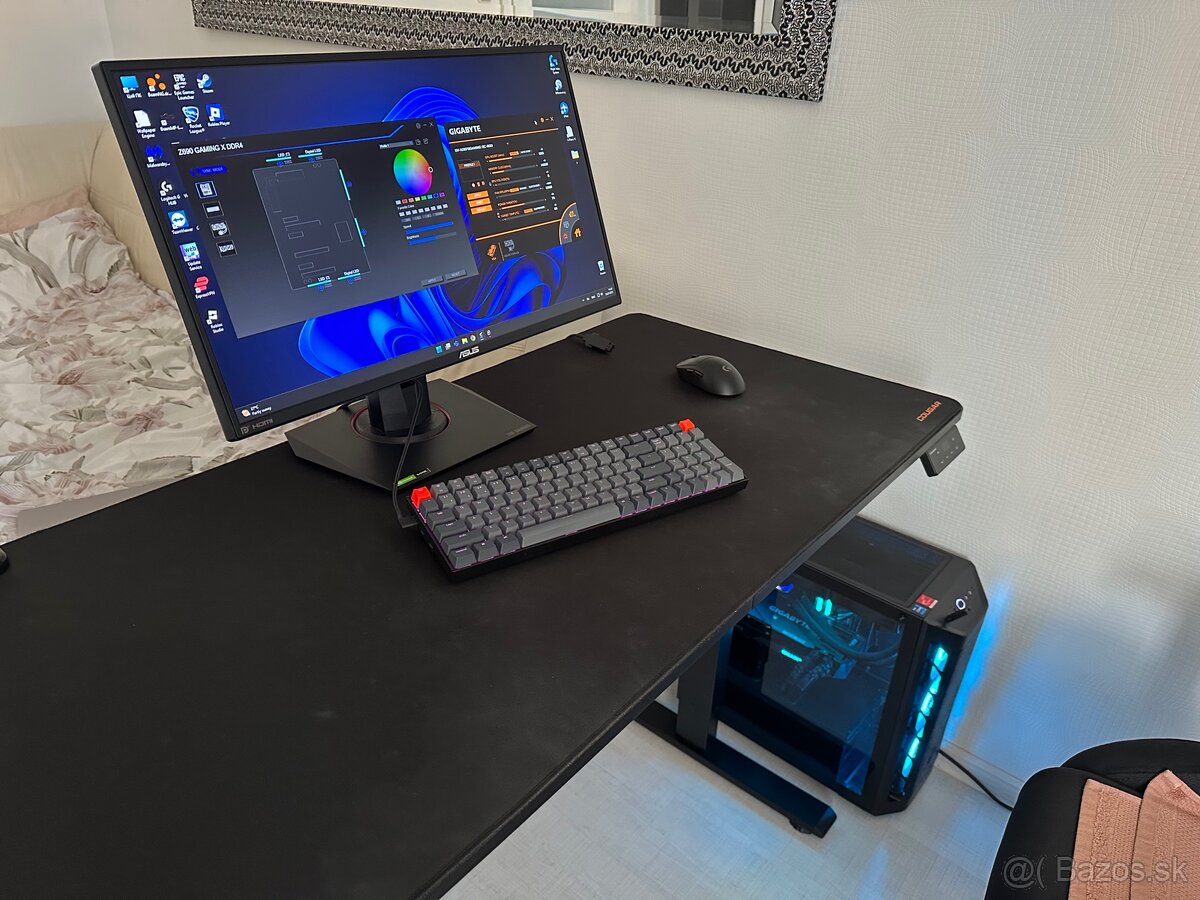 Herný PC a herný monitor. PC zostava